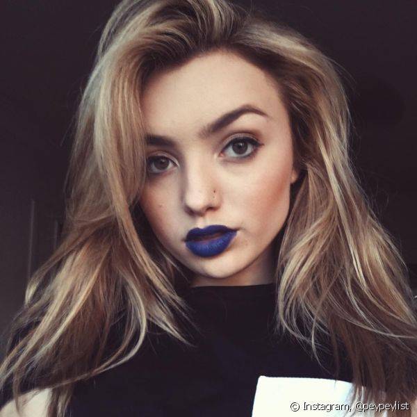 A maquiagem para o dia com batom azul pode ser usada sem medo pelas apaixonadas por make (Foto: Instagram @peypeylist)
